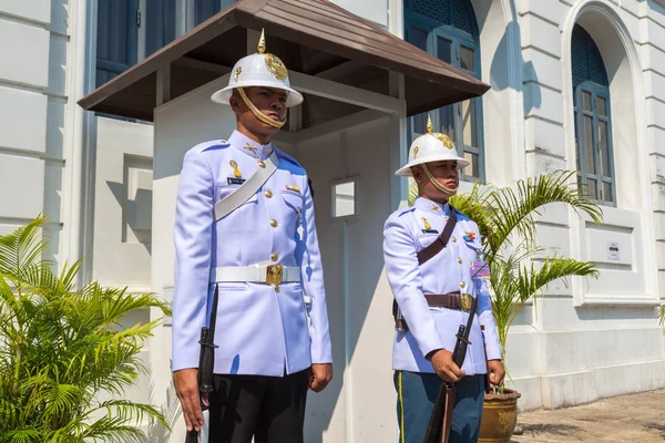 Bangkok, Tayland - 22 Mart 2018: Kings muhafız Grand Royal Palace Bangkok bir yaz günü içinde