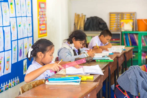 Bangkok, Tayland - 22 Mart 2018: Tay okul içinde bir yaz günü Tayland üniformalı