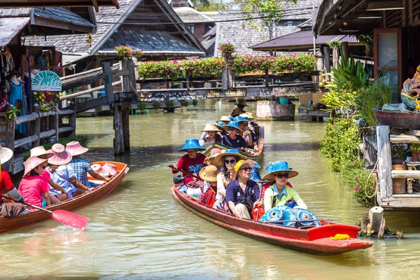 Pattaya, Tayland - 11 Mart 2018: Pattaya, Tayland bir yaz günü, Suüstü pazarı