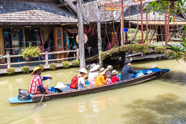 Pattaya, Tayland - 11 Mart 2018: Pattaya, Tayland bir yaz günü, Suüstü pazarı