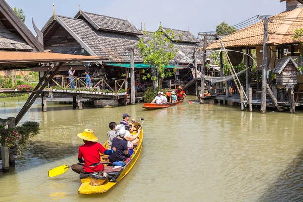 Pattaya, Tayland - 11 Mart 2018: Pattaya, Tayland bir yaz günü, Suüstü pazarı