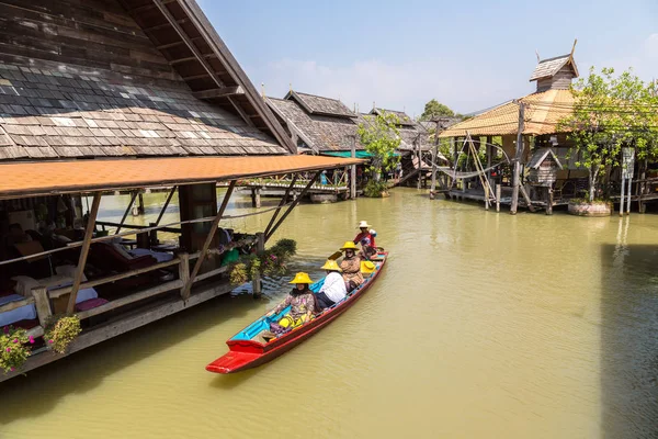 Pattaya, Tayland - 11 Mart 2018: Pattaya, Tayland bir yaz günü, Suüstü pazarı
