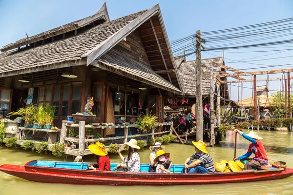 Pattaya, Tayland - 11 Mart 2018: Pattaya, Tayland bir yaz günü, Suüstü pazarı