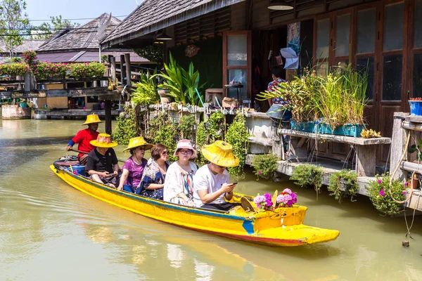 Pattaya, Tayland - 11 Mart 2018: Pattaya, Tayland bir yaz günü, Suüstü pazarı