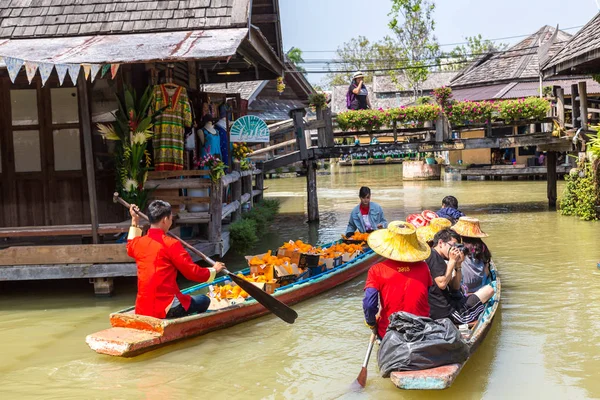 Pattaya, Tayland - 11 Mart 2018: Pattaya, Tayland bir yaz günü, Suüstü pazarı