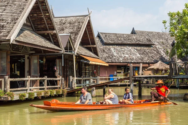 Pattaya, Tayland - 11 Mart 2018: Pattaya, Tayland bir yaz günü, Suüstü pazarı