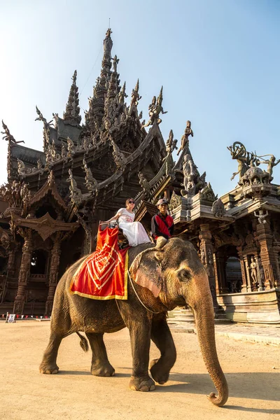 芭堤雅 2018年3月11日 游客骑大象周围的真理圣地芭堤雅 在泰国在夏天的一天 — 图库照片