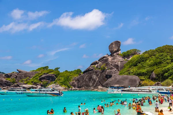Similan, Tayland - 21 Mart 2018: Tropikal peyzaj Similan Adaları, bir yaz günü Tayland