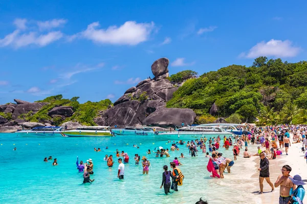 Similan, Tayland - 21 Mart 2018: Tropikal peyzaj Similan Adaları, bir yaz günü Tayland