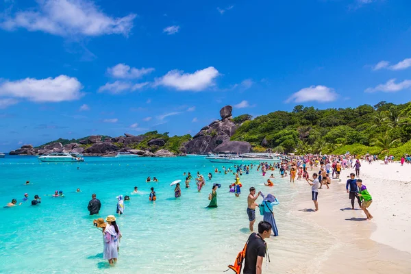 Similan, Tayland - 21 Mart 2018: Tropikal peyzaj Similan Adaları, bir yaz günü Tayland