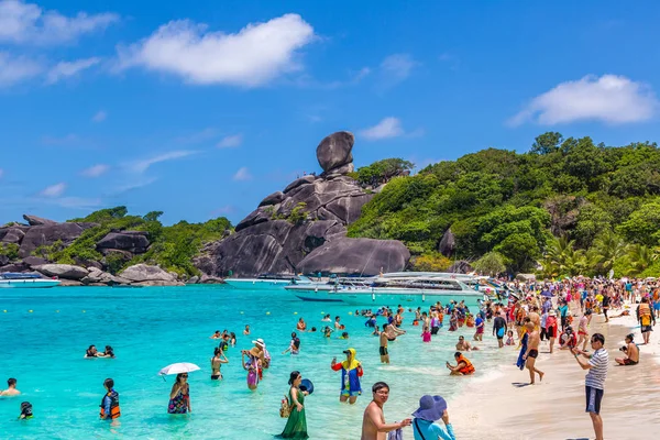 Similan, Tayland - 21 Mart 2018: Tropikal peyzaj Similan Adaları, bir yaz günü Tayland