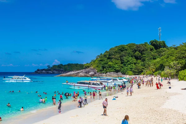 Similan, Tayland - 21 Mart 2018: Tropikal peyzaj Similan Adaları, bir yaz günü Tayland