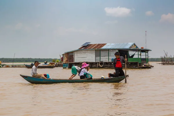 Chong Khneas, Kamboçya - 11 Haziran 2018: Chong Khneas kayan köyü yakınlarında Siem Reap, Kamboçya'da bir yaz günü