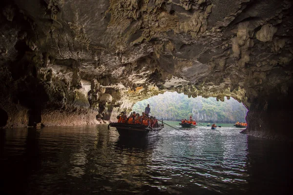 Halong Vietnam Juni 2018 Toeristen Verkennen Grot Halon Bay Vietnam — Stockfoto