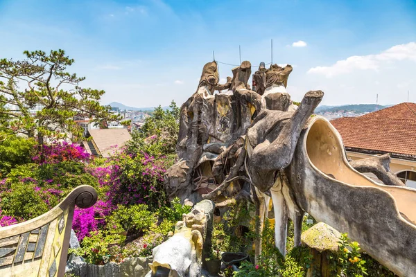 Da Lat, Vietnam - 19 Haziran 2018: Vietnam'da Dalat, bir yaz günü çılgın House (asmak Nga guesthouse)