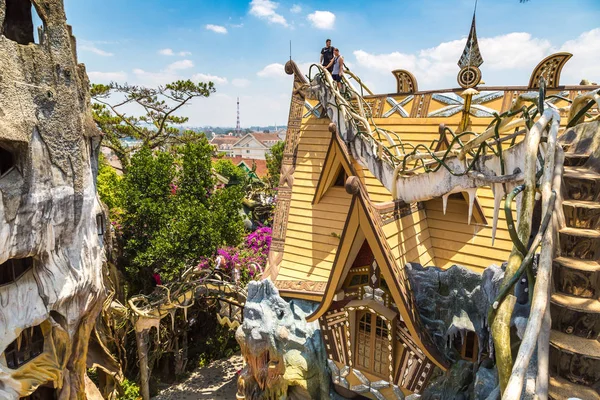 Da Lat, Vietnam - 19 Haziran 2018: Vietnam'da Dalat, bir yaz günü çılgın House (asmak Nga guesthouse)