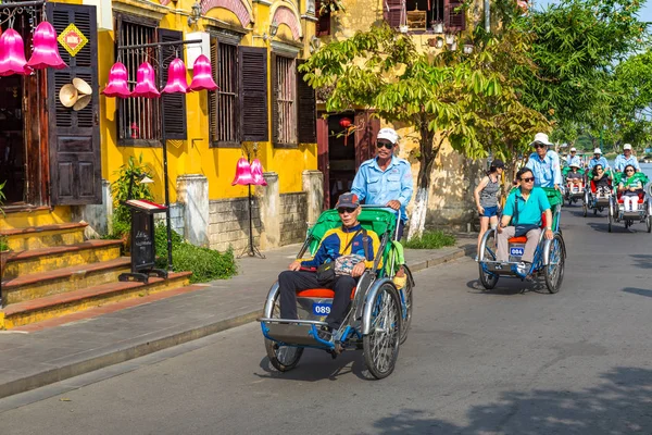 Hoi An, Vietnam - 8 Haziran 2018: geleneksel çekçek drivinge Hoi An, Vietnam bir yaz günü içinde
