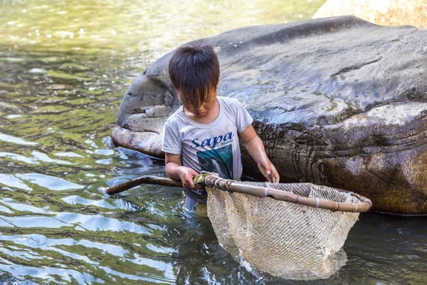 Sapa Vietnam Června 2018 Boy Rybolov Řece Vietnamu Sapa Lao — Stock fotografie
