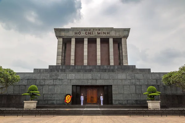 Hanoi, Vietnam - 7 Haziran 2018: Ho Chi Minh Mausoleum Hanoi, Vietnam bir yaz günü içinde