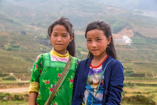 Sapa, Vietnam - 19 Haziran 2018: Bir yaz günü Vietnam'da Sapa, Lao Cai, etnik azınlık çocuklarda