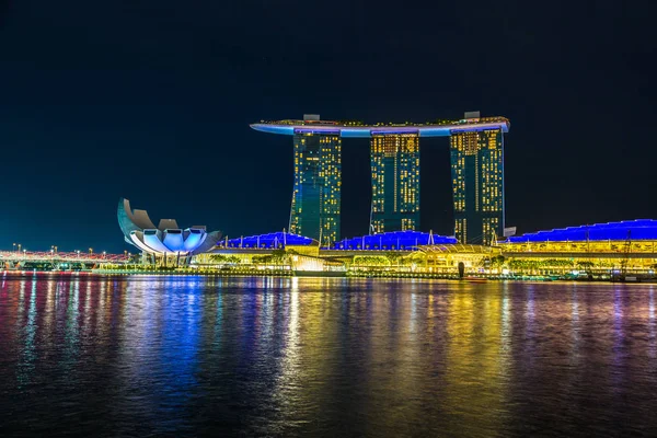 SINGAPORE - 23 Haziran 2018 Marina Bay Sands Oteli ve Sanat ve Bilim Müzesi Yaz Gecesi