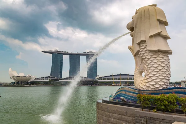 新加坡 2018年6月23日 滨海湾金沙与狮子喷泉雕像 新加坡在夏日的象征 — 图库照片