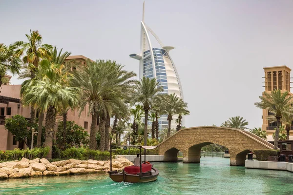 Dubai, Birleşik Arap Emirlikleri - 26 Haziran 2018: Burj Al Arap otelden Madinat Jumeirah lüks otelin bir yaz günü Dubai, Suudi Arabistan, manzaraya