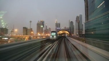 Dubai, Birleşik Arap Emirlikleri - 26 Haziran 2018: Dubai metro demiryolu bir yaz günü içinde Dubai, İngiltere 