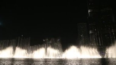 Dubai, Birleşik Arap Emirlikleri - 13 Kasım: dubai kent merkezinde bakan ünlü dans çeşmeler 13 Kasım 2013 dubai, Birleşik Arap Emirlikleri.