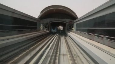 Dubai, Birleşik Arap Emirlikleri - 26 Haziran 2018: Dubai metro demiryolu bir yaz günü içinde Dubai, İngiltere 