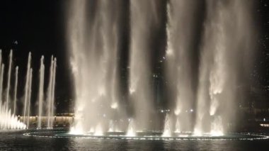 Dubai, Birleşik Arap Emirlikleri - 13 Kasım: dubai kent merkezinde bakan ünlü dans çeşmeler 13 Kasım 2013 dubai, Birleşik Arap Emirlikleri. 