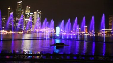 Singapur - 23 Haziran 2018: Çeşmeler gece lazer Singapur'da göster: Marina Bay Sands hotel yaz geceleri