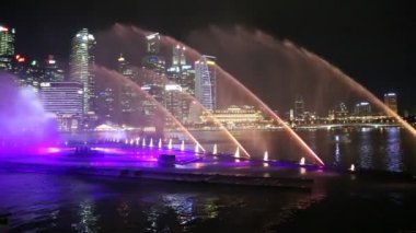Singapur - 23 Haziran 2018: Çeşmeler gece lazer Singapur'da göster: Marina Bay Sands hotel yaz geceleri