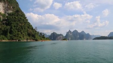 Cheow Lan Gölü 'nde, Ratchaprapha Barajı' nda, Tayland 'da Khao Sok Ulusal Parkı' nda yaz günü