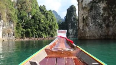 Ahşap Tay geleneksel long tail tekne Cheow Lan Gölü, Ratchaprapha Barajı, Khao Sok Milli parkta bir yaz günü Tayland