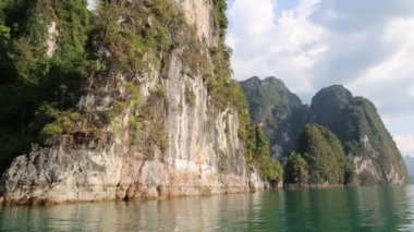 Cheow Lan Gölü 'nde, Ratchaprapha Barajı' nda, Tayland 'da Khao Sok Ulusal Parkı' nda yaz günü