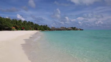 Yaz günü Maldivler 'de tropik plaj