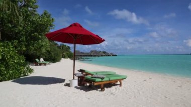 Ahşap şezlong ve şemsiye yaz günü, Maldivler tropik sahilde