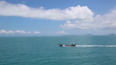 Gün batımında geleneksel uzun kuyruk teknede Ao Nang beach, Krabi, Tayland bir yaz günü 