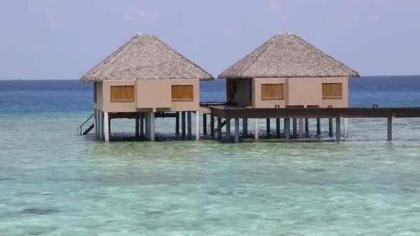 Водные Виллы Бунгало Деревянный Мост Тропическом Пляже Мальдивах Летний День — стоковое видео