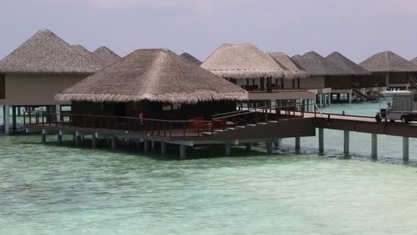 Водные Виллы Бунгало Деревянный Мост Тропическом Пляже Мальдивах Летний День — стоковое видео