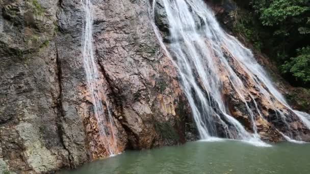 夏の日タイ サムイ島のナ ムアンの滝 — ストック動画