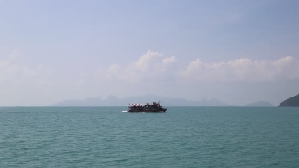 パンガン島の近くのフェリー 夏の日タイ — ストック動画