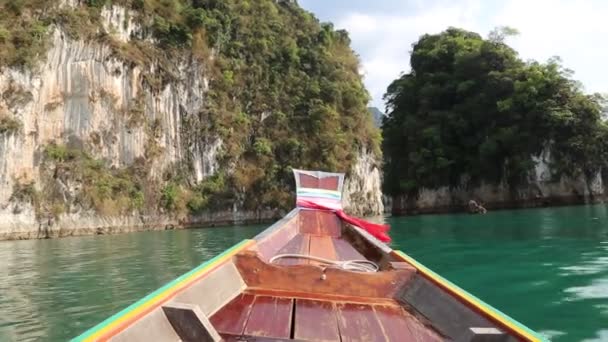 Cheow Lan Ratchaprapha 夏の日でタイのカオソック国立公園の木製タイ伝統的なロングテール ボート — ストック動画