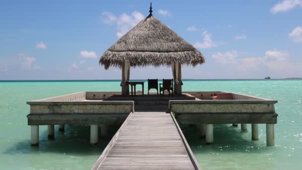 夏季日在马尔代夫热带海滩的水上别墅 和木桥 — 图库视频影像