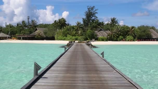 Watervilla Bungalows Houten Brug Bij Tropisch Strand Malediven Zomerdag — Stockvideo