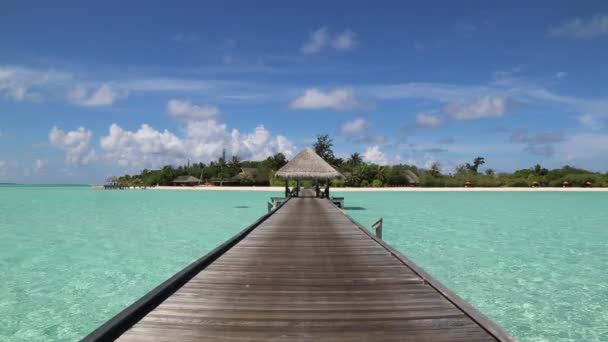 夏季日在马尔代夫热带海滩的水上别墅 和木桥 — 图库视频影像