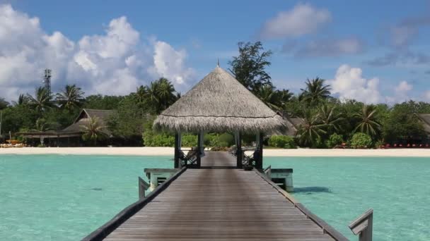 Wasservilla Bungalow Und Holzbrücke Tropischen Strand Der Malediven Sommertag — Stockvideo