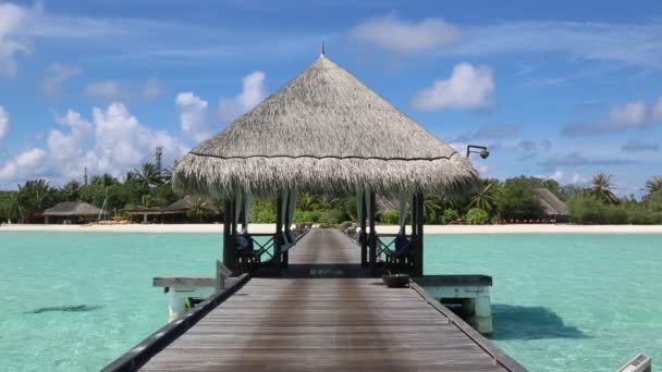 Wasservilla Bungalow Und Holzbrücke Tropischen Strand Der Malediven Sommertag — Stockvideo