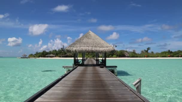 Water Villa Bungalow Houten Brug Tropisch Strand Maldiven Zomerdag — Stockvideo